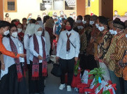 Kunker ke Sragen, Iriana Jokowi Bagikan 550 Paket Sembako ke Warga