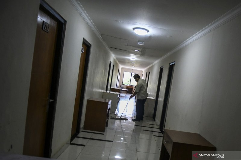 Petugas merapikan ruang isolasi pasien COVID-19 di Graha Wisata Ragunan, Jakarta, Rabu (30/9/2020). Graha Wisata Ragunan menyiapkan 76 kamar yang dapat menampung 152 pasien isolasi orang tanpa gejala (OTG) COVID-19. ANTARA FOTO/Galih Pradipta/wsj.