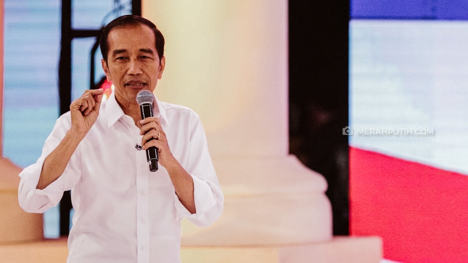 Capres nomor urut 01 Joko Widodo tengah menyampaikan visi misinya pada Debat Pilpres Kedua di hotel Sultan, Jakarta. Debat Pilpres Kedua berlangsung kurang lebih dua jam dengan mengusung tema energi, pangan, sumber daya alam, lingkungan dan infrastuktur. Pada debat kali ini, kedua Capres tidak diberikan kisi-kisi pertanyaan. Merahputih.com / Rizki Fitrianto