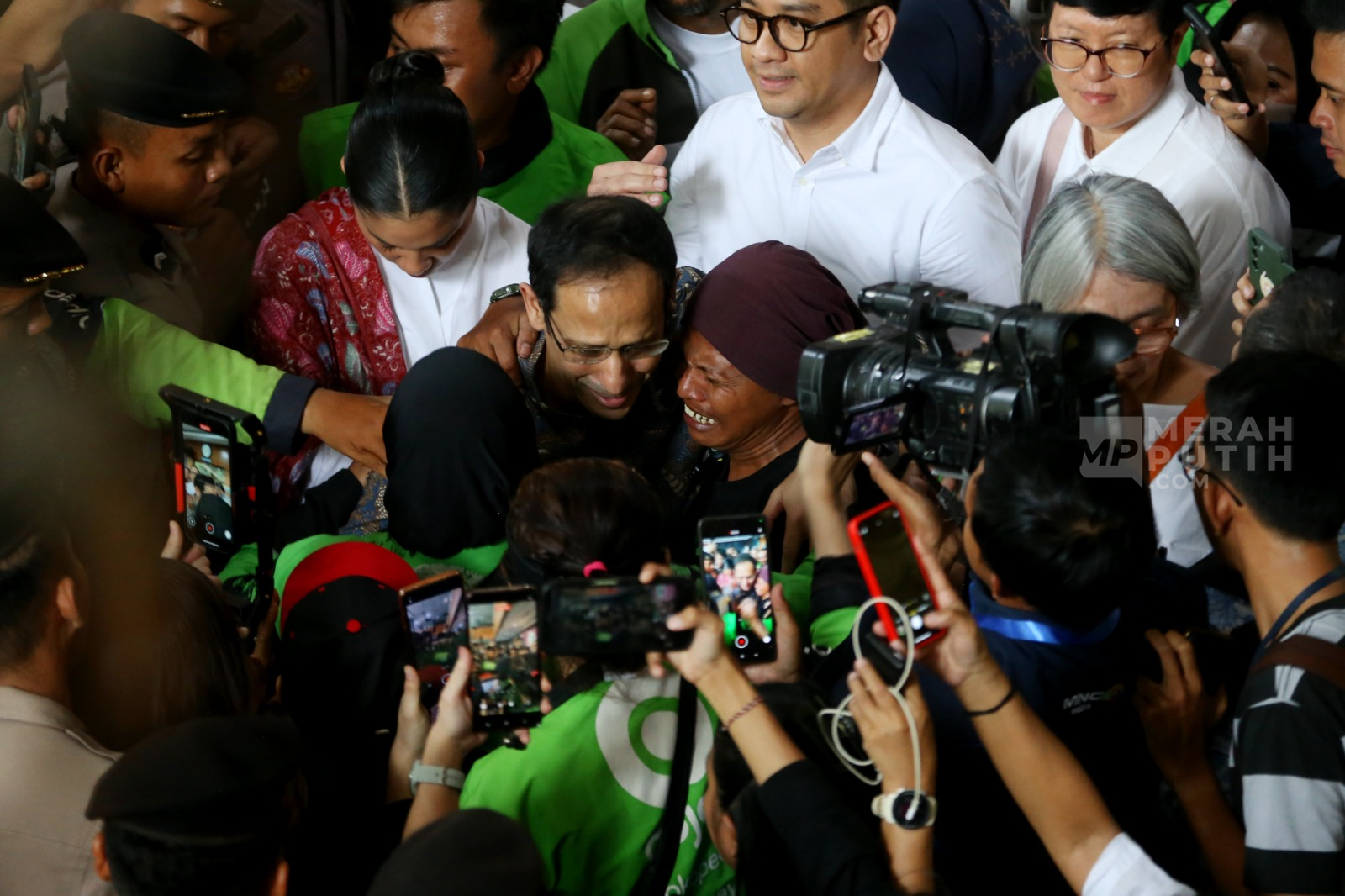 Ratusan Pengemudi Ojol Setia Mengawal Sidang Vonis Nadiem Makarim di Pengadilan Tipikor