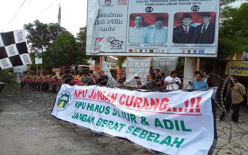 Ratusan massa Ormas Islam mendemo KPU Solo