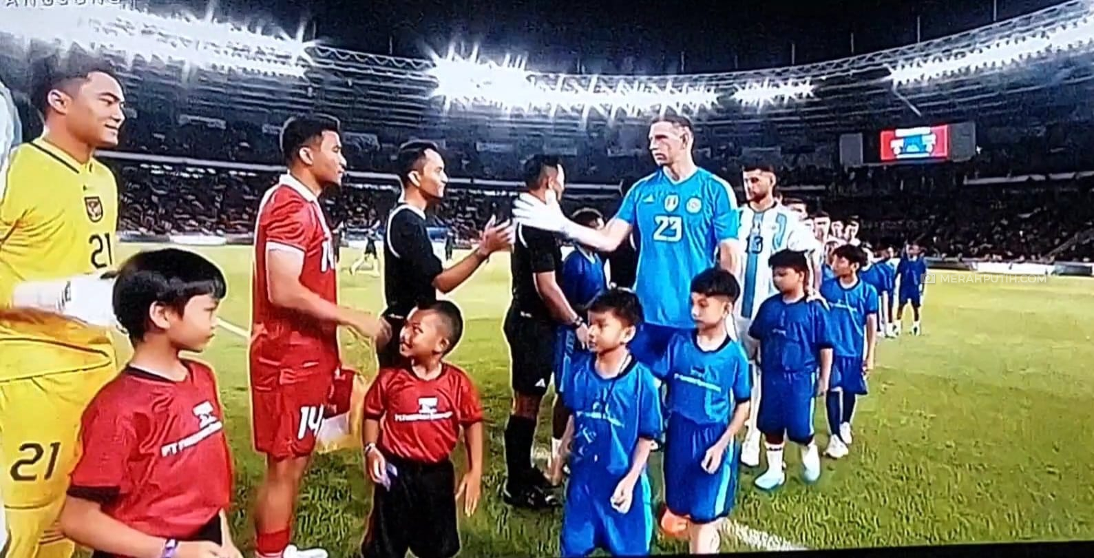 Momen Jan Ethes Jadi Pendamping Kiper Argentina Emiliano Martínez