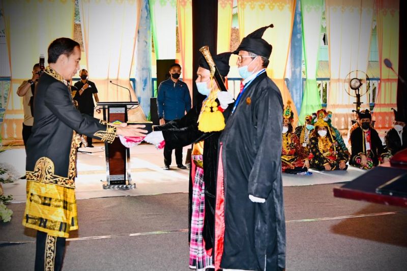 Di Baubau, Jokowi Terima Penganugerahan dari Kesultanan Buton