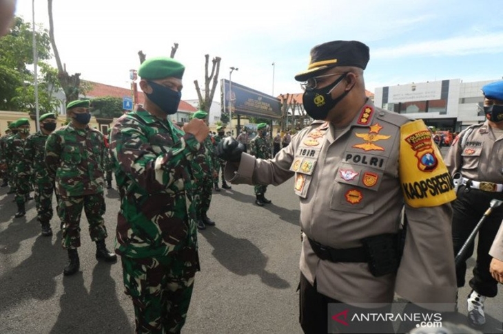 Kapolrestabes Surabaya Kombes Pol Jhonny Edison Isir (kanan) melakukan inspeksi pasukan pengamanan natal dan tahun baru di Surabaya, Senin (21/12/2020). (ANTARA/Didik Suhartono)