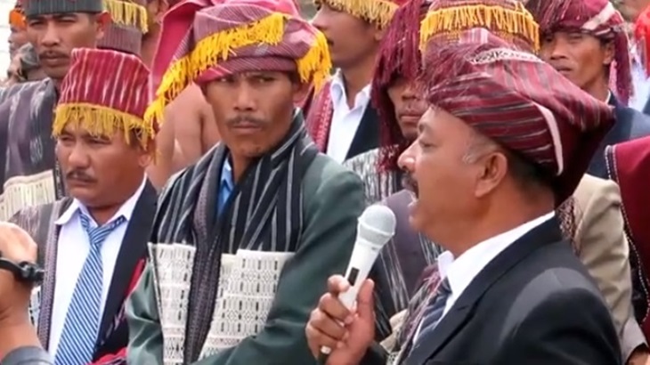 Salah satu prosesi dalam upacara adat Uloan Matumona. (Screenshoot YouTube)