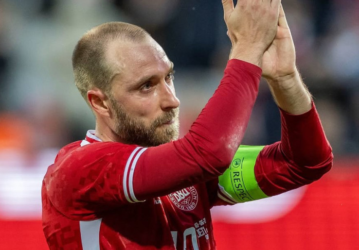 Momen Mencekam! Christian Eriksen Kolaps Lagi di Lapangan, Defribillator Selamatkan Nyawanya
