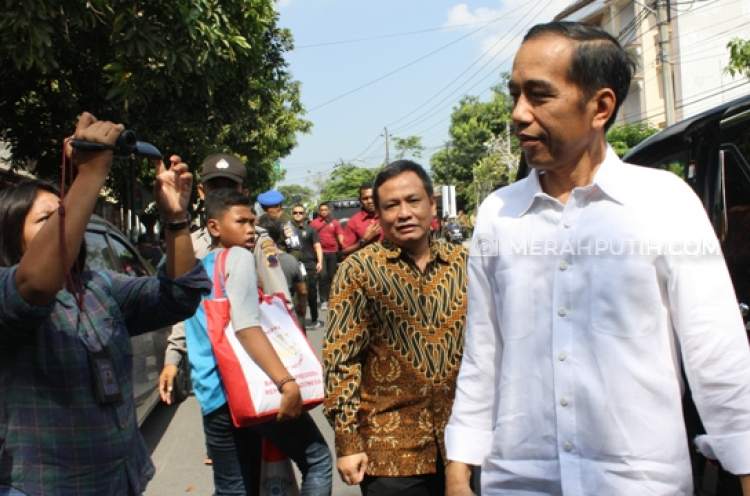 Mudik ke Solo, Presiden Jokowi Bagikan Sembako ke Warga