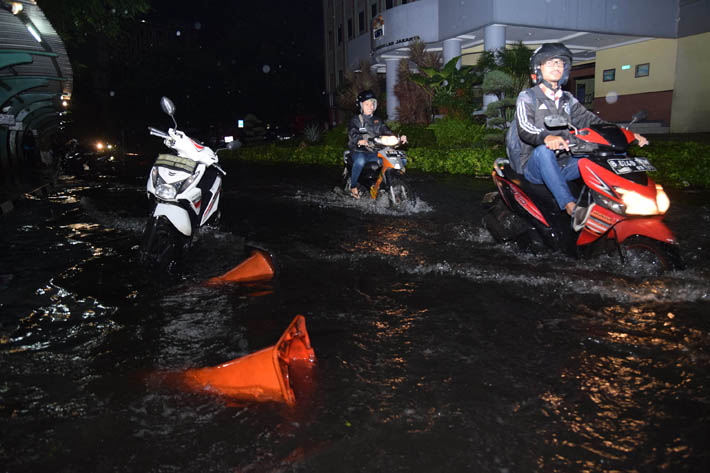 Waspada, Hujan Angin dan Petir Ancam Jabodetabek Hari Ini