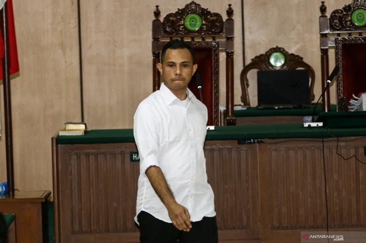Terdakwa kasus penyiraman air keras kepada penyidik KPK Novel Baswedan, Ronny Bugis bersiap menjalani sidang dakwaan di Pengadilan Negeri Jakarta Utara, Jakarta, Kamis (19/3/2020). ANTARA FOTO/Rivan Awal Lingga/wsj.