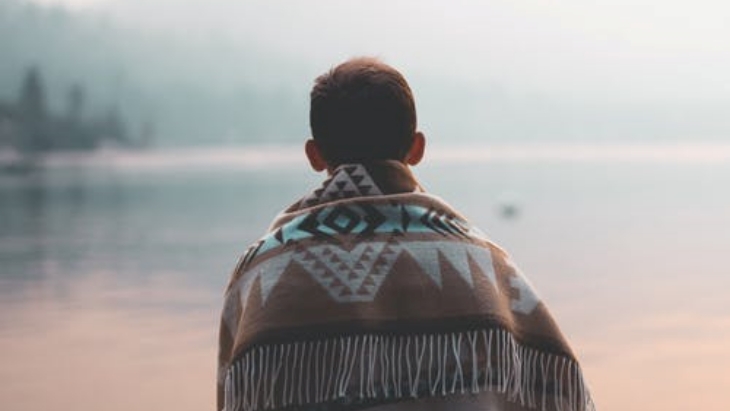 Capricorn cenderung memilih menghabiskan waktu sendiri saat dalam suasana hati yang buruk. (Foto: pexels/Spencer Selover)