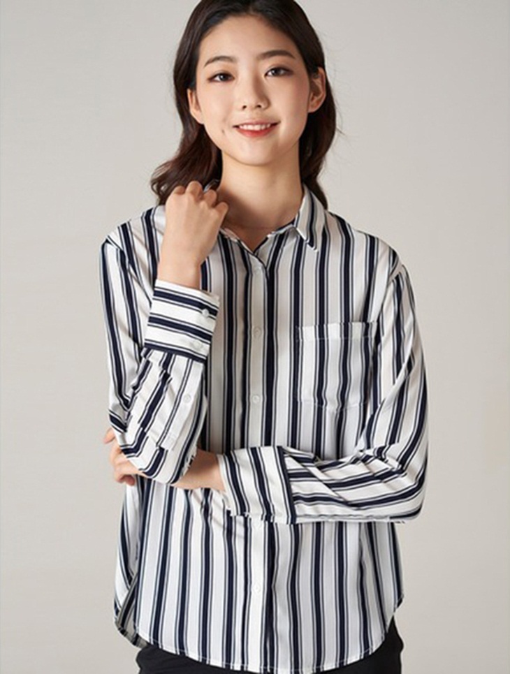 Striped shirt menampilkan gaya lebih rileks. (Foto: istyle.id)