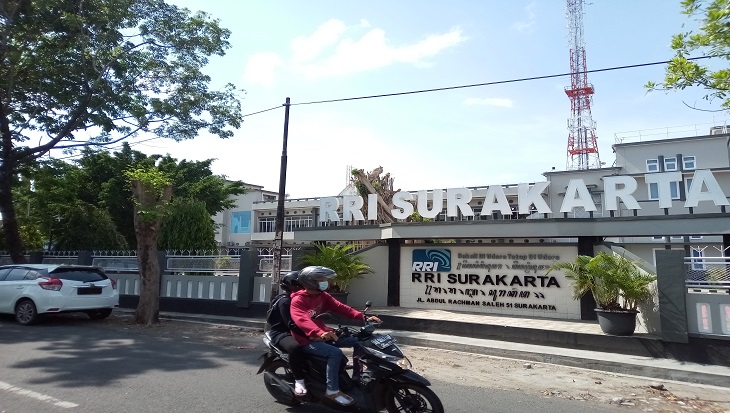 Kantor Lembaga Penyiaran Publik (LPP) RRI Solo, Jawa Tengah ditutup sementara akibat COVID-19, Selasa (10/11). (MP/Ismail)