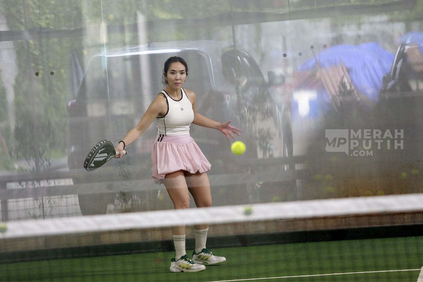 Mengintip Warga Bermain Olahraga Padel yang Kian Populer di Indonesia