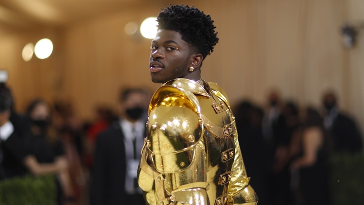 Tampilan Nyentrik Selebriti Pria di Met Gala 2021
