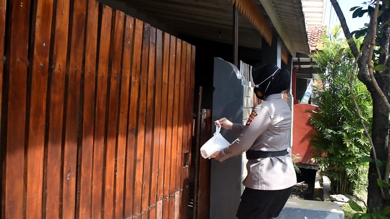 Polisi kirim bantuan pada warga yang menjalani Isoma. (Foto:Mauritz)