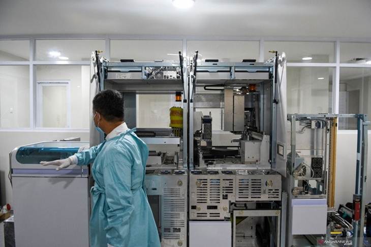 Seorang dokter berjalan di dekat alat tes swab virus Corona berupa Polymerase Chain Reaction diagnostic kit (PCR) di Laboratorium Rumah Sakit Pertamina Jaya, Cempaka Putih, Jakarta, Senin (6/4/2020) ANTARA FOTO/M Risyal Hidayat/wsj. (ANTARA FOTO/M RISYAL HIDAYAT)