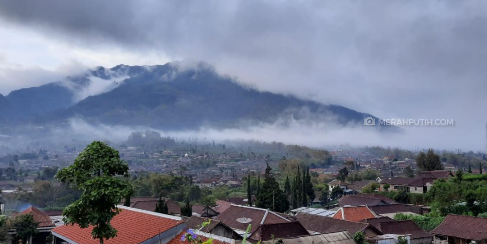 Gunung Merapi terpantau di daerah Kecamatan Cepogo, Kabupaten Boyolali, Jawa Tengah, Minggu (5/1). (MP/Ismail)