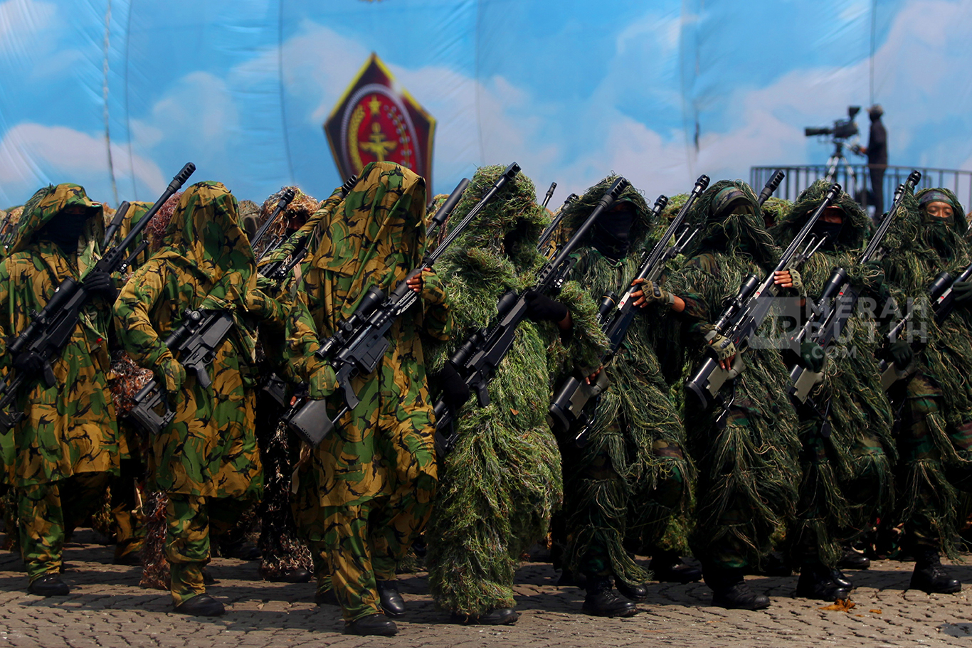 Defile Pasukan Hantu atau Sniper Meriahkan Peringatan HUT ke-80 TNI di Lapangan Monas