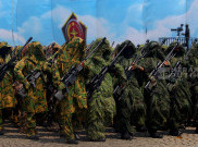 Defile Pasukan Hantu atau Sniper Meriahkan Peringatan HUT ke-80 TNI di Lapangan Monas