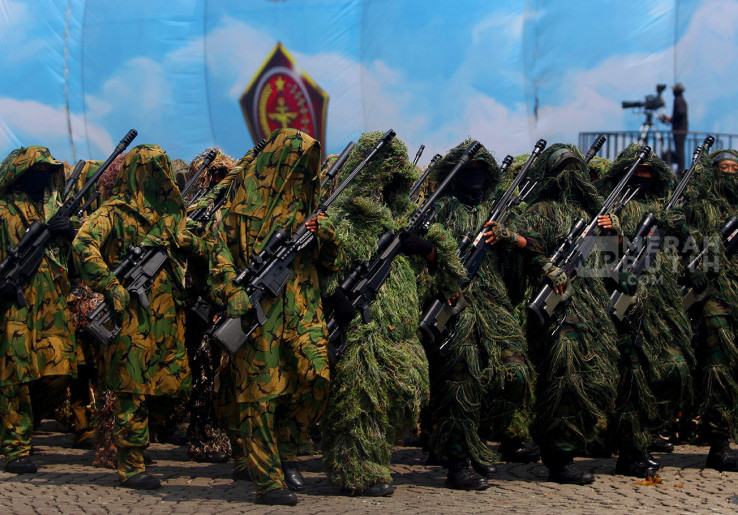 Defile Pasukan Hantu atau Sniper Meriahkan Peringatan HUT ke-80 TNI di Lapangan Monas