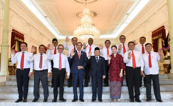 Presiden Jokowi dan Wapres Ma'ruf Amin bersama 12 wakil menteri