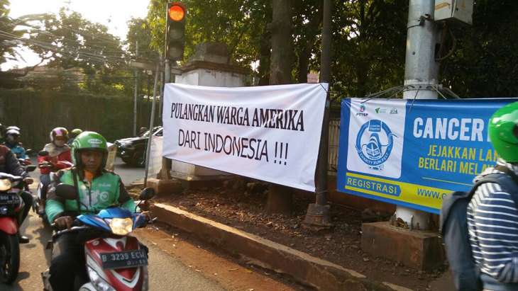 Pol PP Jaksel Turunkan Spanduk Provokatif