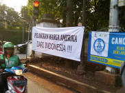 Pol PP Jaksel Turunkan Spanduk Provokatif