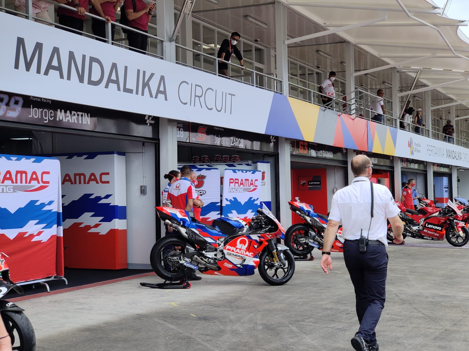 Merasakan Sensasi Tour Pit Lane Walk MotoGP