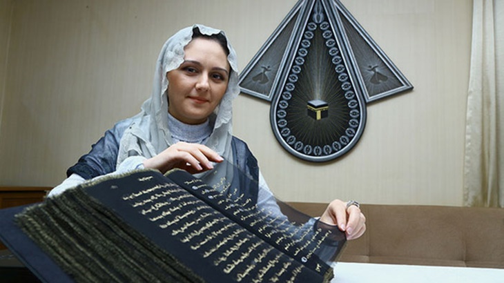Habiskan 3 Tahun, Wanita Ini Tulis Ulang Alquran di Atas Sutra