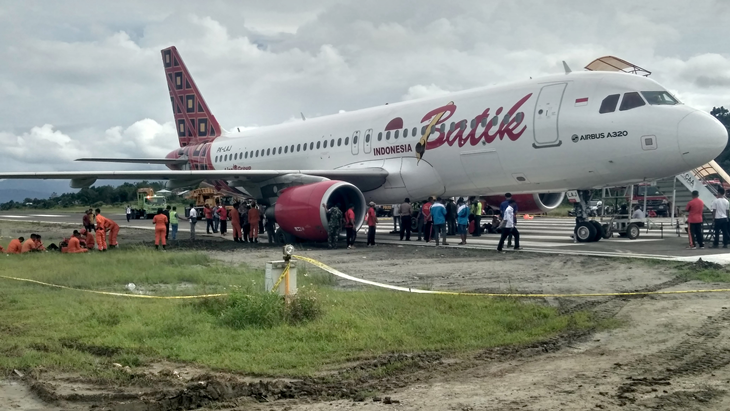 Proses evakuasi pesawat Batik Air yang tergelincir di Bandara Rendani Manokwari, Papua Barat, Selasa (13/3). (ANTARA FOTO/Toyib Mardika)