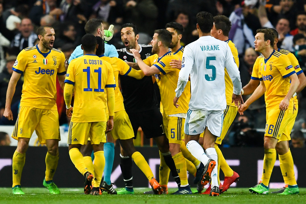 Buffon saat bengis ke wasit Oliver. (Getty Images)