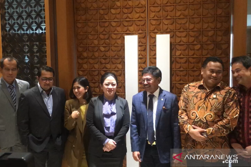 Ketua DPR RI Puan Maharani didampingi Menteri Komunikasi dan Informatika Johnny Gerard Plate usai menggelar rapat konsultasi membahas Rancangan Undang-Undang Perlindungan Data Pribadi (RUU PDP) di Kompleks Parlemen RI, Senayan, Jakarta, Selasa (4/2/2020). (ANTARA/ Abdu Faisal)