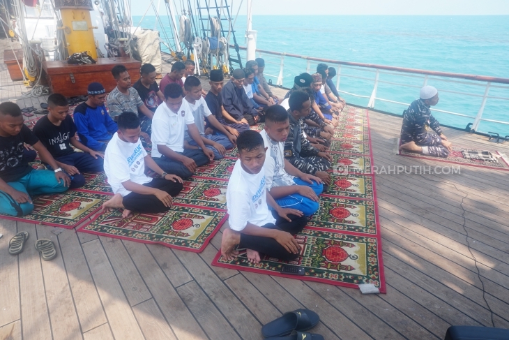 Salat berjamaah di atas kapal (MP/Muchammad Yani)