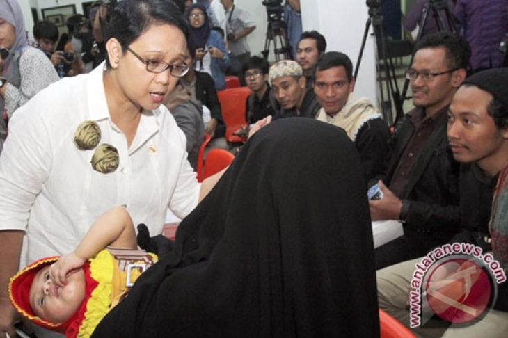Menteri Luar Negeri Retno LP Marsudi (kiri) berbincang dengan sejumlah warga negara Indonesia yang kembali dari Yaman setibanya di Bandara Soekarno Hatta, Tangerang, Banten, Minggu (5/4). Pada pemulangan gelombang pertama ini pemerintah berhasil memulangkan 110 WNI yang berada di Yaman dan Pemerintah akan terus memulangkan WNI yang tengah berada di negara yang sedang dalam konflik perang tersebut. (ANTARA FOTO/Muhammad Iqbal)