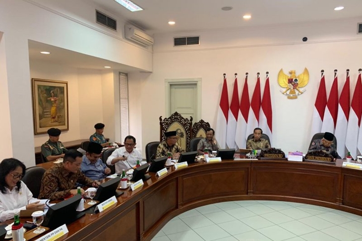Presiden Jokowi memimpin rapat terbatas bidang pembangunan manusia dan kebudayaan di Kantor Presiden Jakarta, Kamis (31/10/2019). (ANTARA/Hanni Sofia)