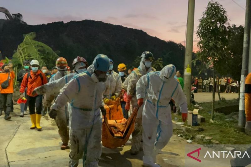 Korban Tewas Longsor Sampah Bantargebang Tambah Jadi 6 Orang, Ini Identitas 2 Jasad Baru
