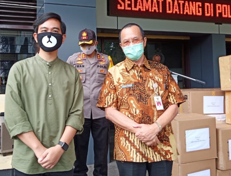 Wakil Wali Kota Solo Achmad Purnomo (kanan) bersama Gibran Rakabuming Raka menyerahkan bantuan APD di Mapolresta Surakarta, Jawa Tengah. (MP/Ismail)
