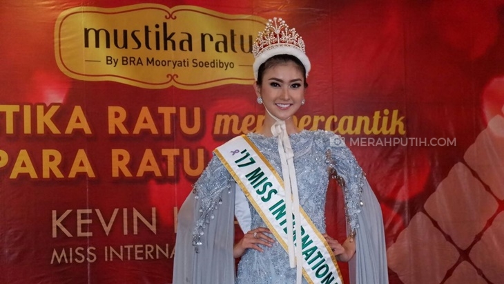Lemas Karena Menang Miss International 2017, Kevin Dirangkul Miss Jepang