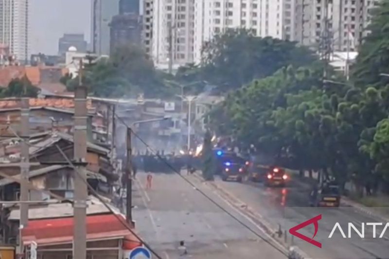 Demo DPR Memanas di Pejompongan, Petasan dan Tembakan Gas Air Mata Saling Bersahutan