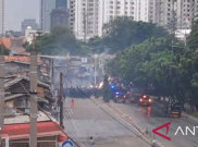 Demo DPR Memanas di Pejompongan, Petasan dan Tembakan Gas Air Mata Saling Bersahutan