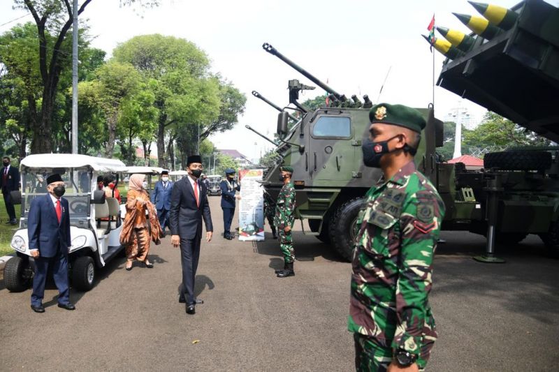 Presiden Joko Widodo beserta Ibu Negara Iriana Joko Widodo dan Wakil Presiden Ma'ruf Amin beserta Ibu Wury Ma'ruf Amin meninjau pameran alutsista di jalan sekitar Istana Kepresidenan, Jakarta, Selasa (5/10/2021). (ANTARA/HO-Biro Pers Sekretariat Presiden.)