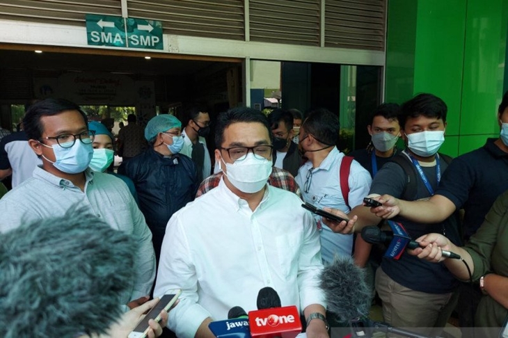 Wakil Gubernur DKI Jakarta Ahmad Riza Patria saat menghadiri acara vaksin keluarga besar Al Azhar di Jakarta Selatan, Sabtu (13/3/2021). (ANTARA/Fianda SR)
