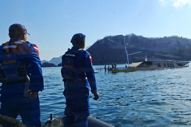 KM Yukai Karam dan Tenggelam di Labuan Bajo, Tim SAR Selamatkan 13 Wisatawan