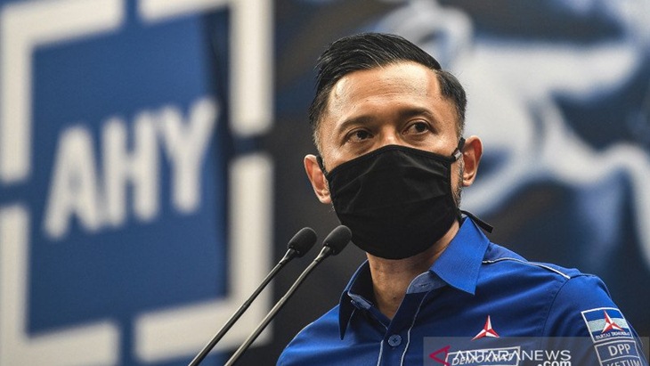 Ketua Umum DPP Partai Demokrat Agus Harimurti Yudhoyono (AHY) memberikan keterangan pers di kantor DPP Partai Demokrat , Jakarta, Senin (1/2/2021). AHY menyampaikan adanya upaya pengambilalihan kepemimpinan Partai Demokrat secara paksa yang diduga gerakan itu melibatkan pejabat penting pemerintahan. ANTARA FOTO/Muhammad Adimaja/rwa.
