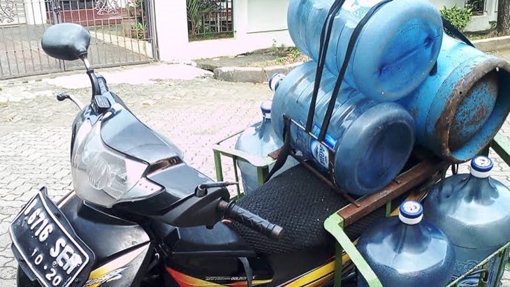 Mamang Tukang Galon, Sepeda Motornya Serba Bisa