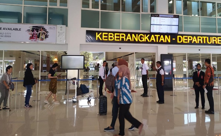 Kesibukan para penumpang di Bandara Adi Soemarmo Solo