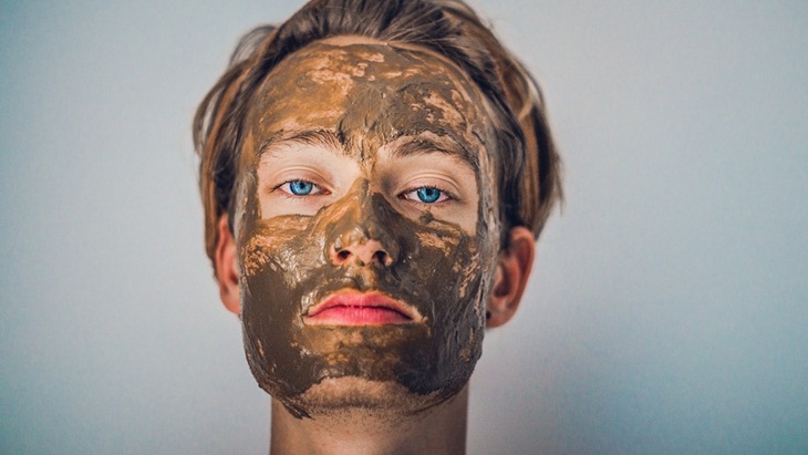 Pria agar tak terjadi penuaan dini harus rajin membersihkan wajah. (Foto: Pixabay/Pexels)