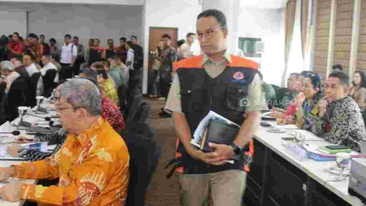 Anies Baswedan menghadiri rapat RTM terkait penanganan bencana banjir Jakarta, Banten, dan Jawa Barat, di kantor Kemenko PMK. (Foto: MP/Asropih)