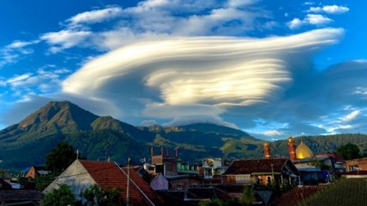 Awan Mirip Piring Terbang Payungi Gunung Arjuno, Begini Penjelasan BMKG