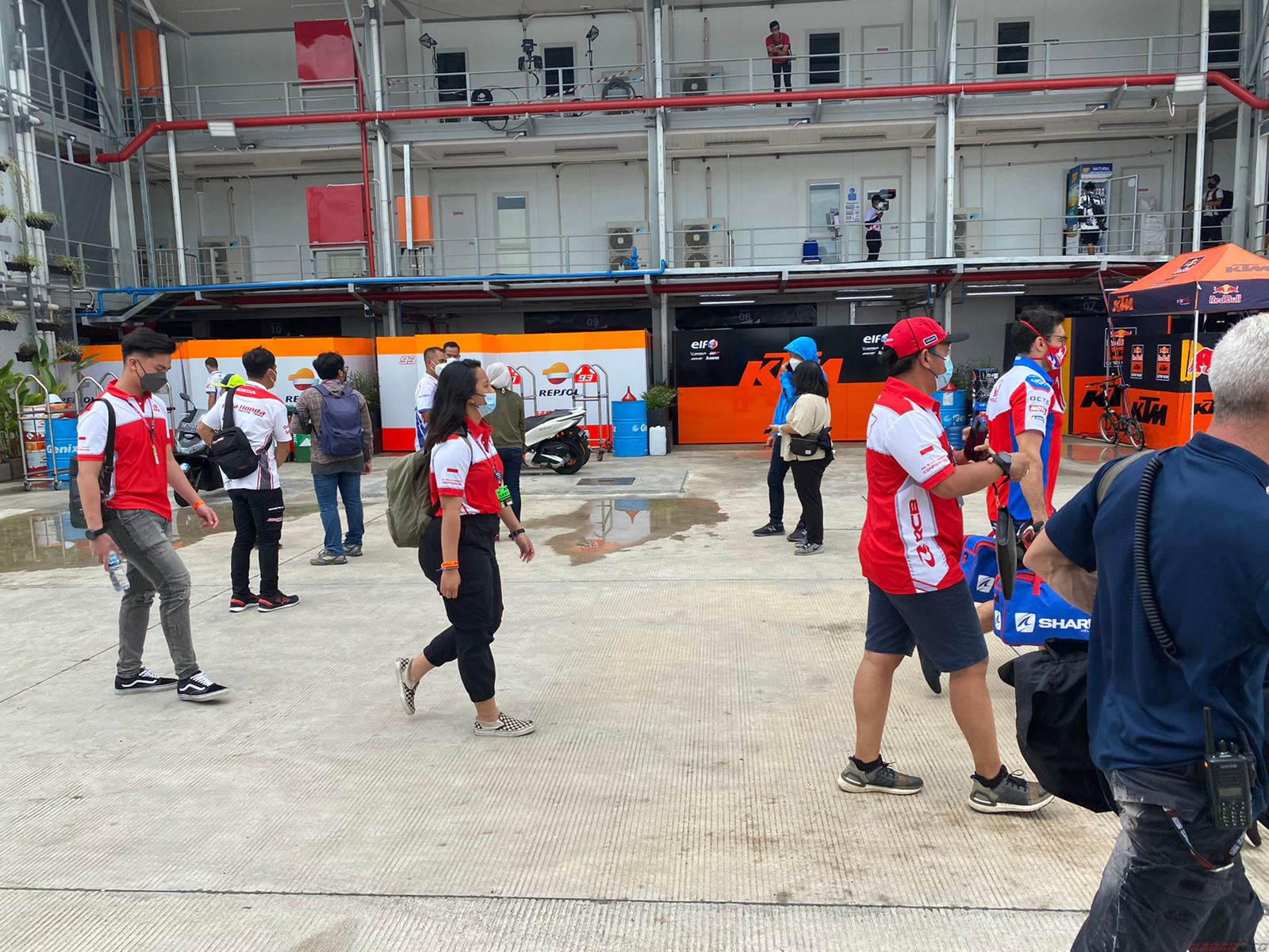Suasana di belakang paddock usai free practice 3. (Foto: MP/ Kukuh)